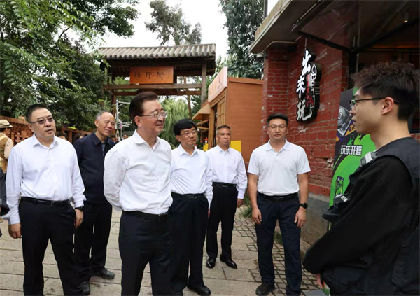 省委书记王宁在曲靖市调研：街区→社区→园